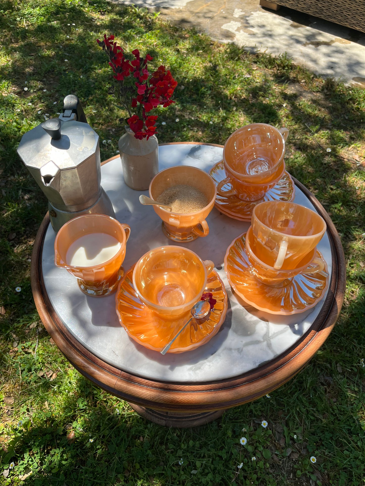 Set of 5 teacups and saucers, milk jug and sugar pot